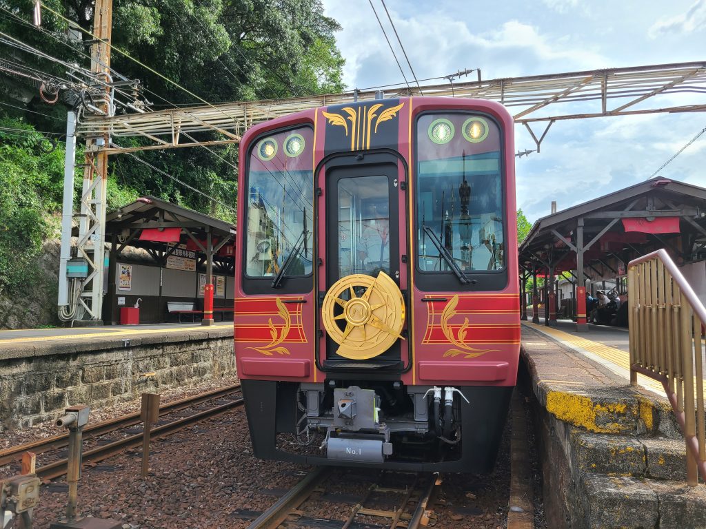 九度山駅に停車するグラン天空なんばゆき車両前面