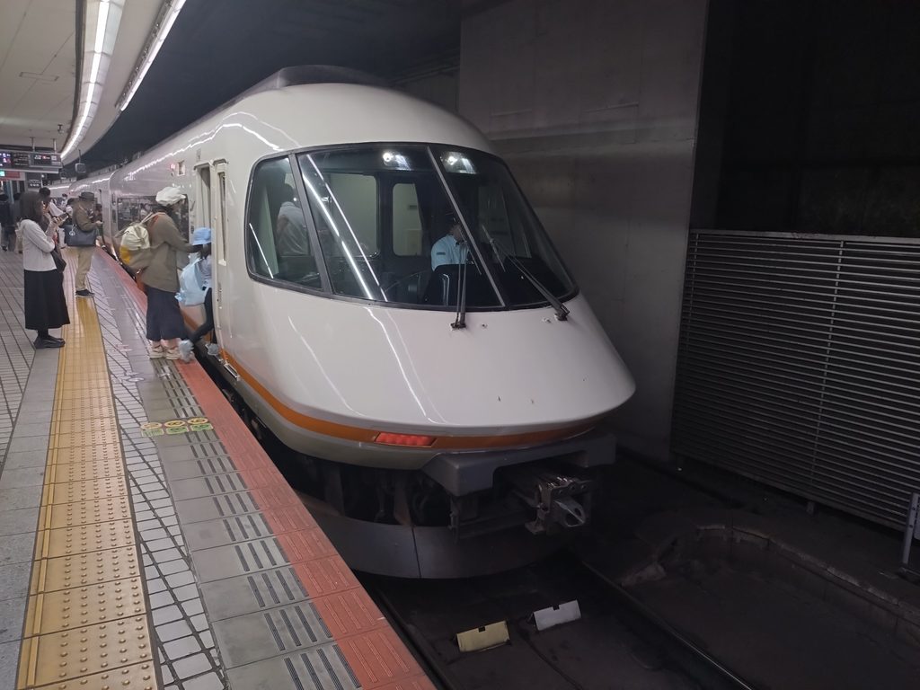 大阪難波駅に停車するアーバンライナー名古屋ゆき