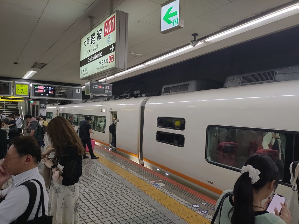 大阪難波駅に停車するアーバンライナー名古屋ゆき　列車側面