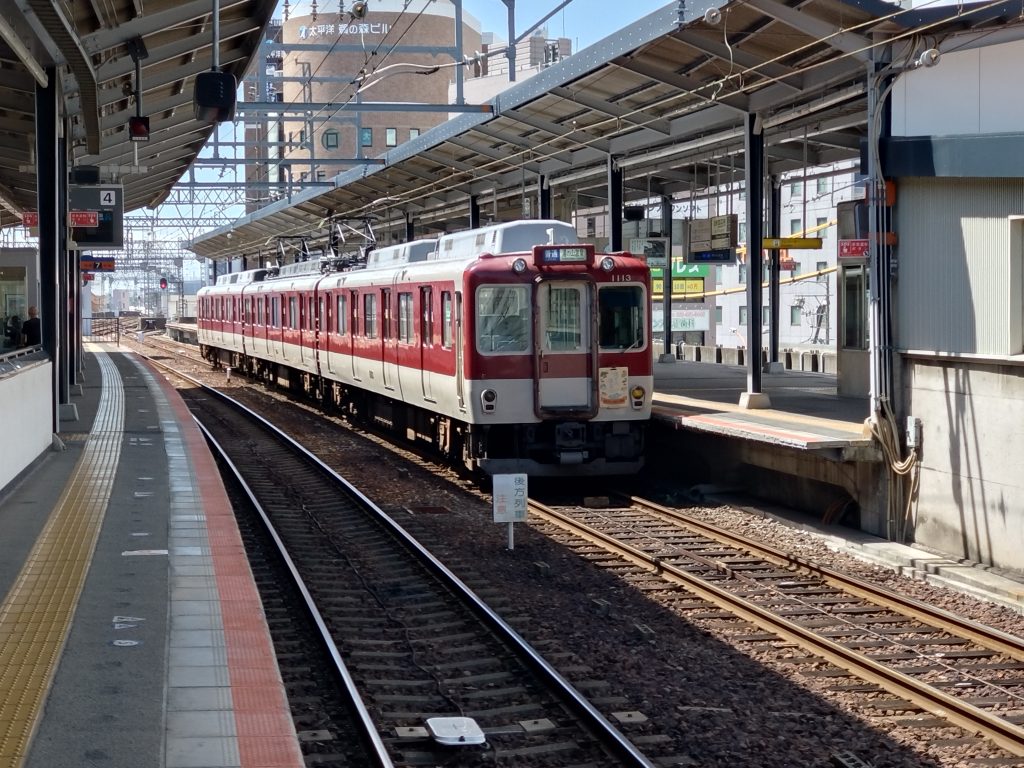 近鉄四日市駅に停車する湯の山温泉ゆき列車