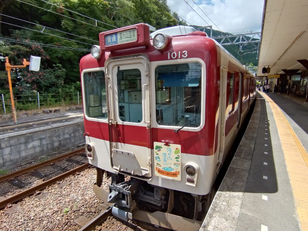 湯の山温泉駅に停車する四日市ゆき列車