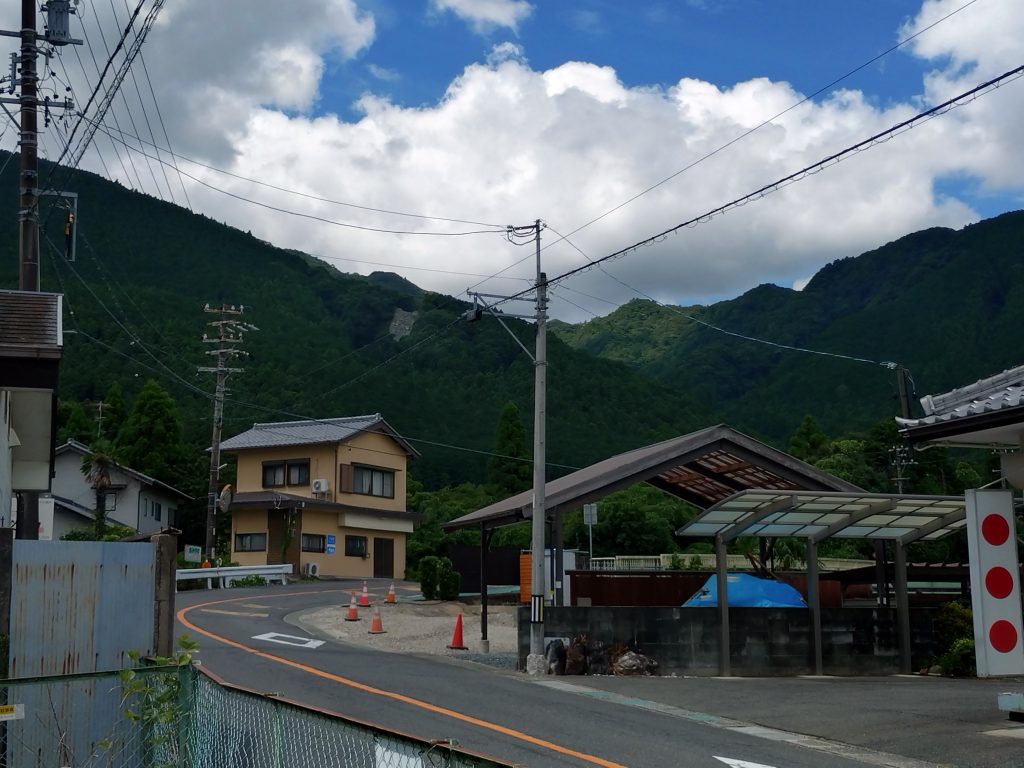 近鉄湯の山温泉駅より御在所岳方面をみる