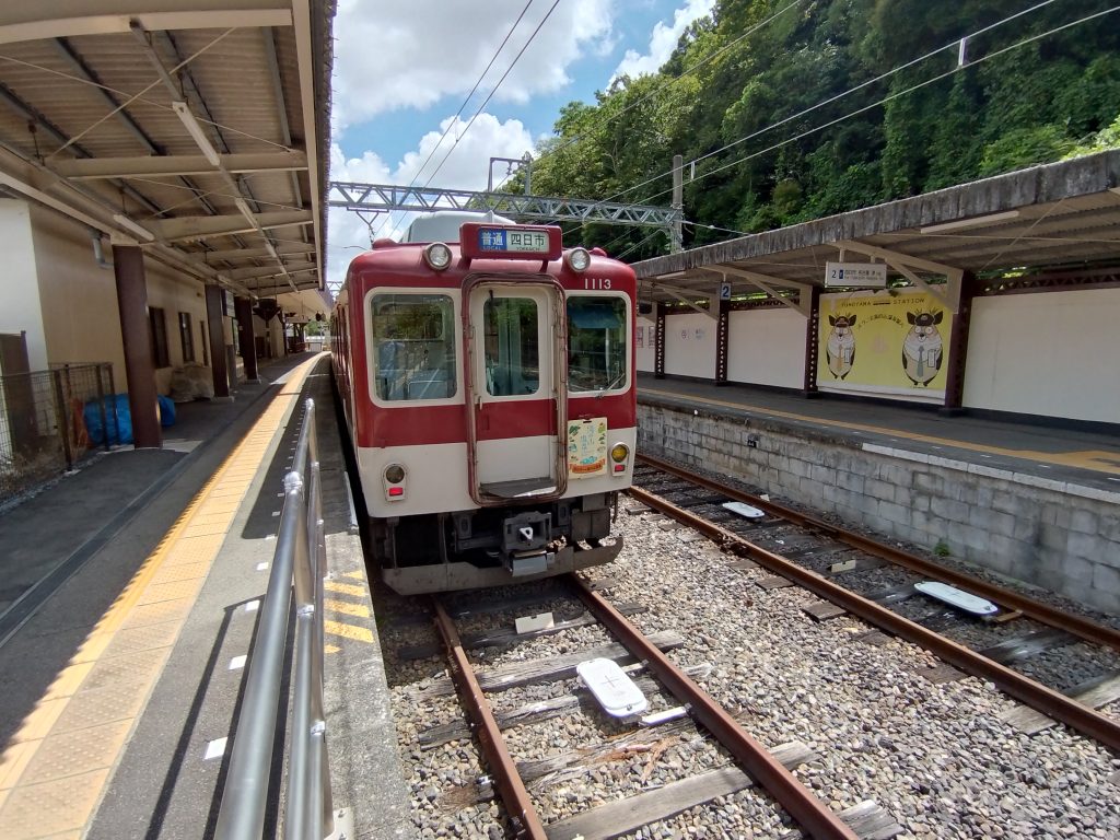 近鉄湯の山温泉駅に停車する近鉄四日市ゆき列車（後方からの姿）