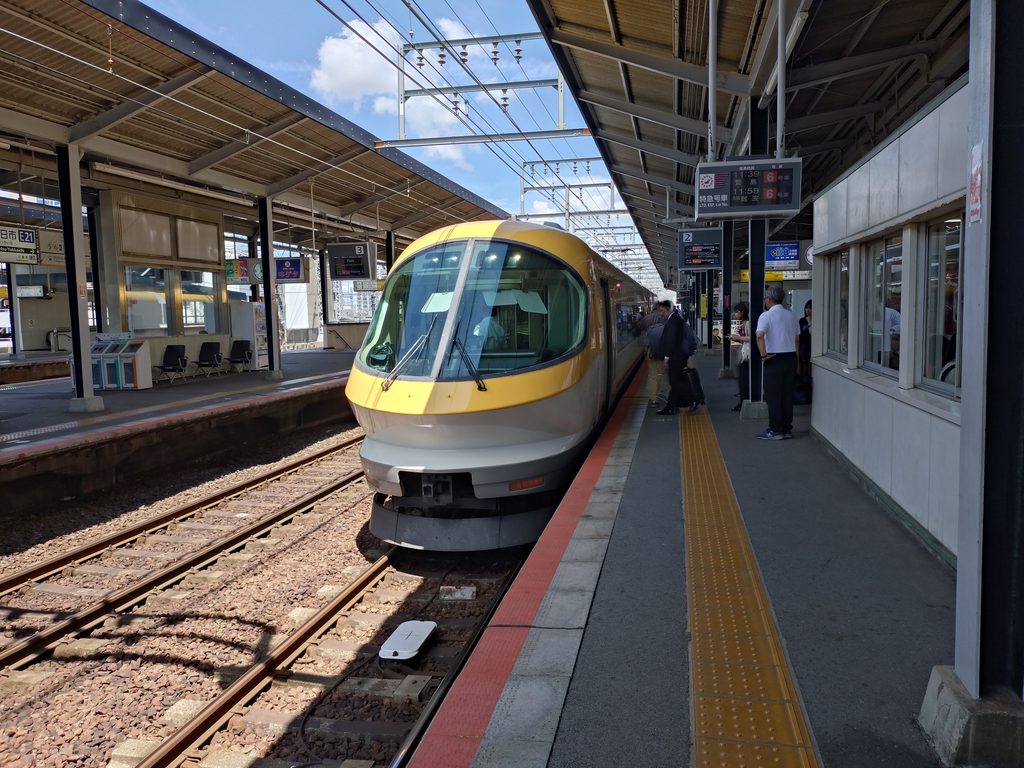 四日市駅に入線する伊勢志摩ライナー賢島ゆき
