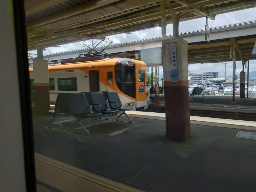 伊勢中川駅に停車する大阪難波駅ゆき特急