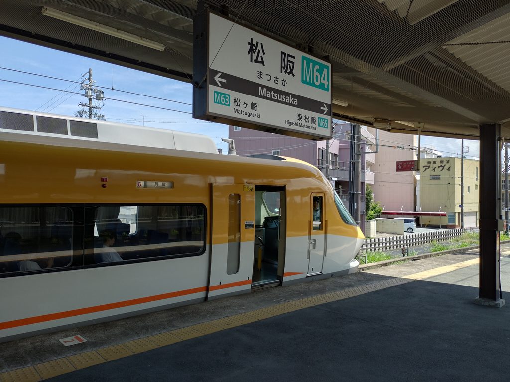 松阪駅に停車する伊勢志摩ライナー賢島ゆき