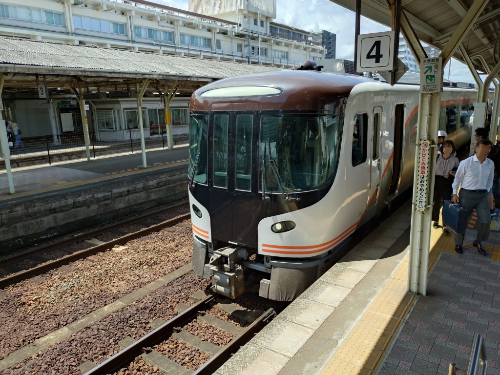 松阪駅に停車する「熊野大花火1号」熊野市ゆき 前面