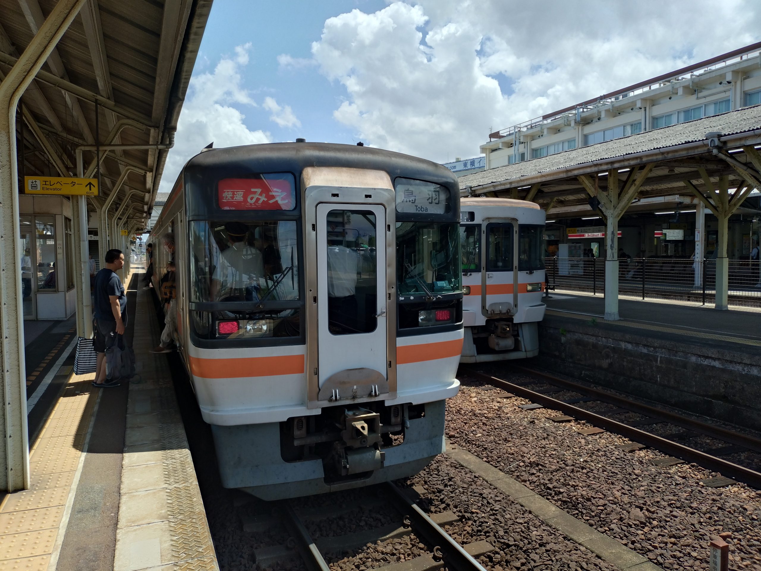 松阪駅に停車する快速みえ７号
