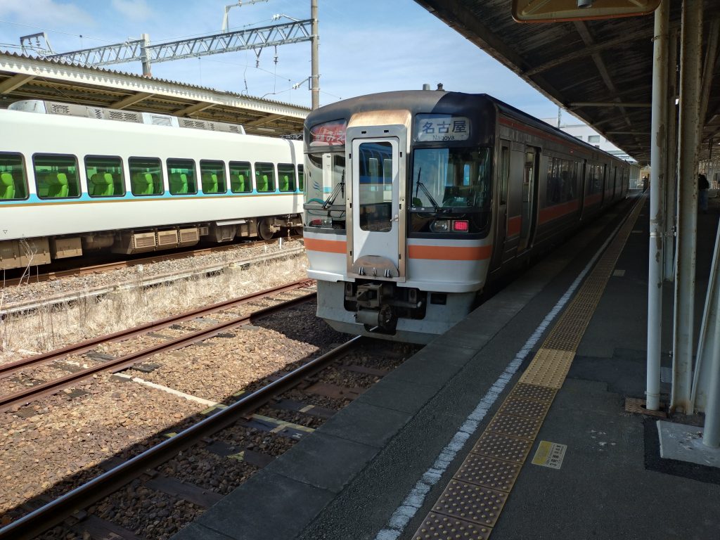 鳥羽駅に停車する快速みえ号