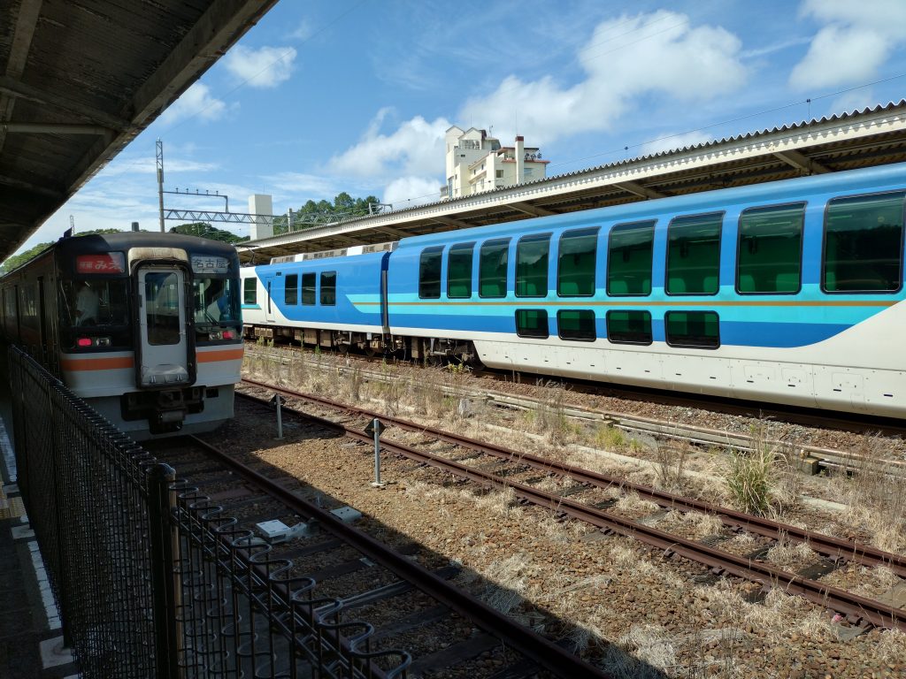 JR参宮線鳥羽駅に停車する快速みえ号とその後ろに停車する近鉄「しまかぜ」