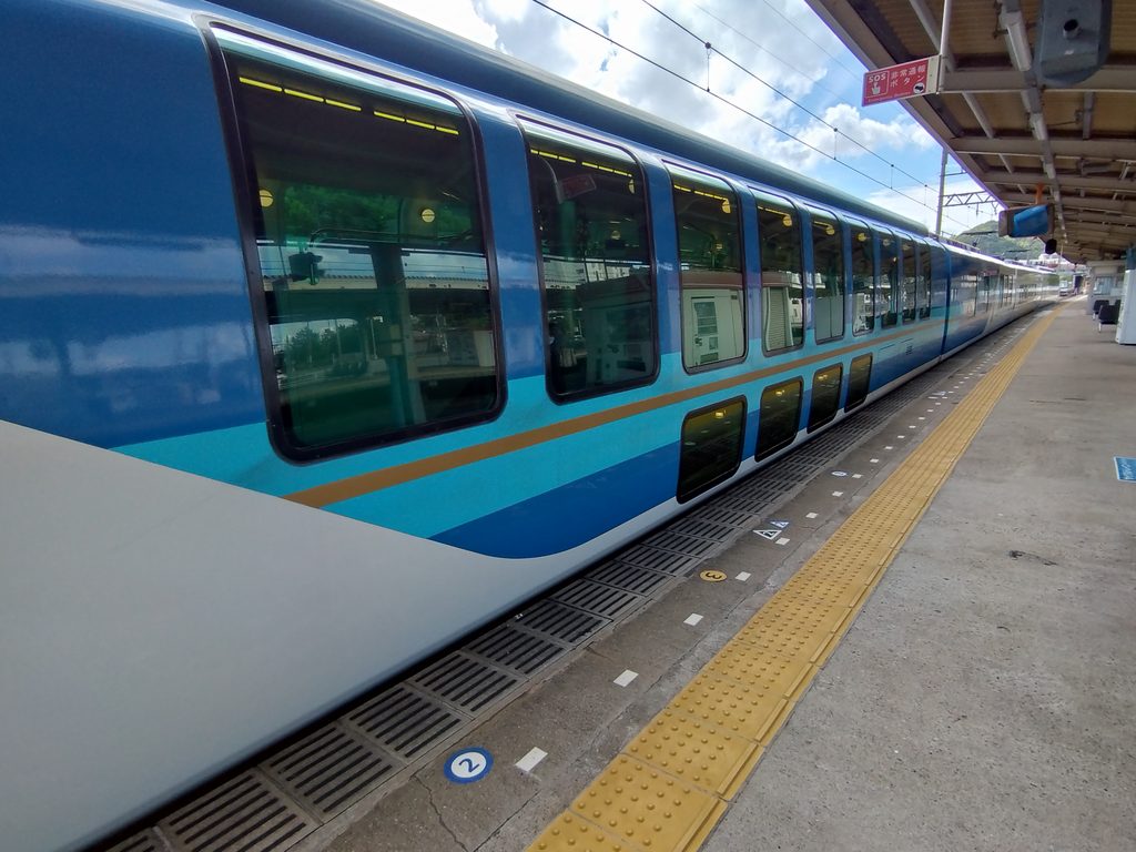 「しまかぜ」カフェ車両外観