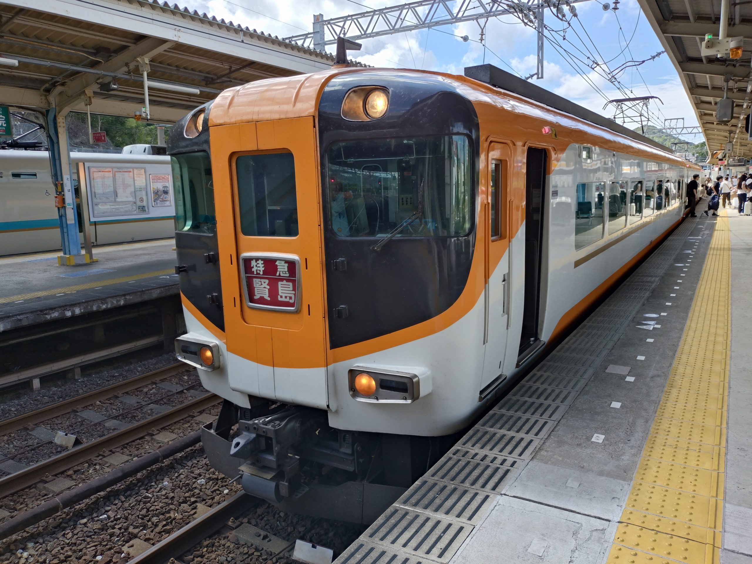鳥羽駅に到着した賢島ゆき特急