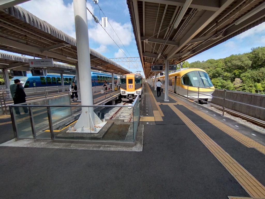 賢島駅に停車する近鉄特急たち