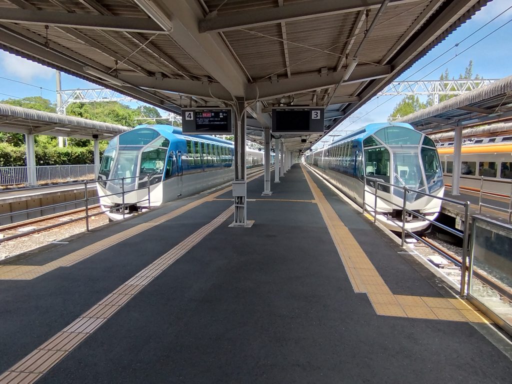 賢島駅に停車する観光特急しまかぜ(京都ゆきと名古屋ゆき)
