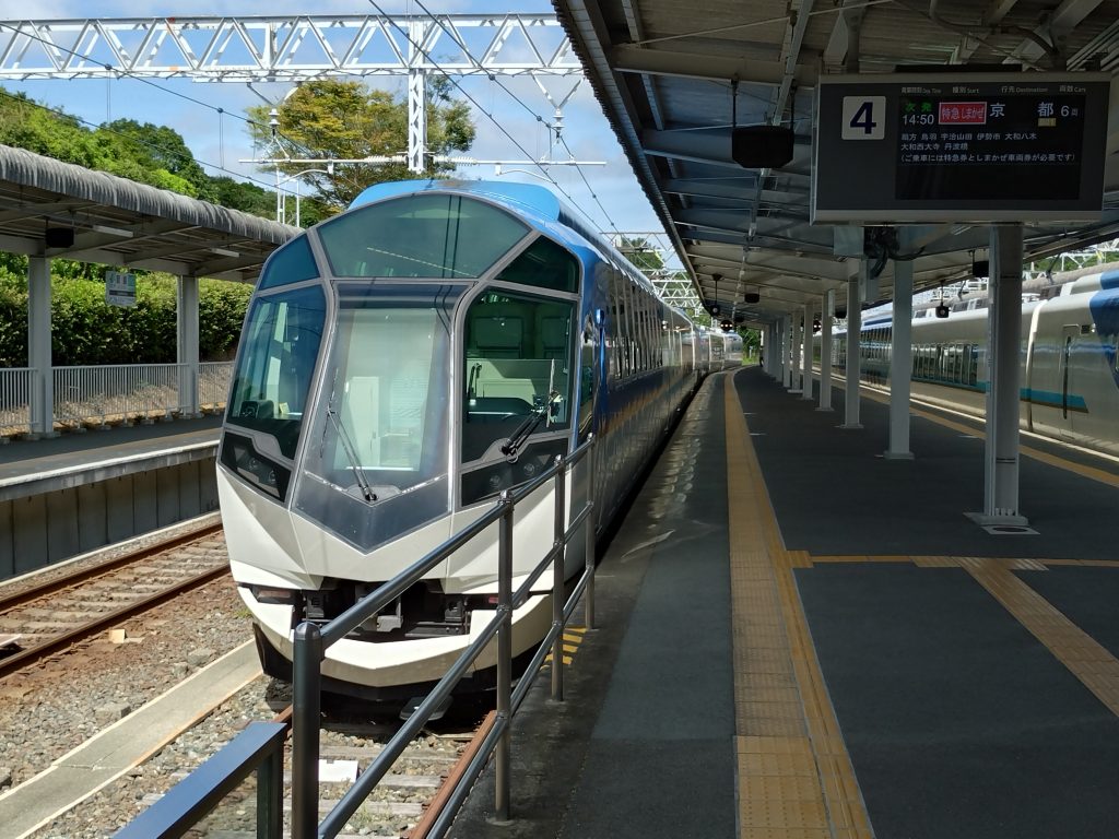 賢島駅に停車する京都行きしまかぜ