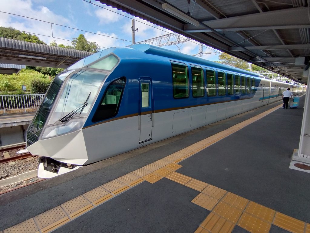 賢島駅に停車する京都行きしまかぜ号後方から側面の様子