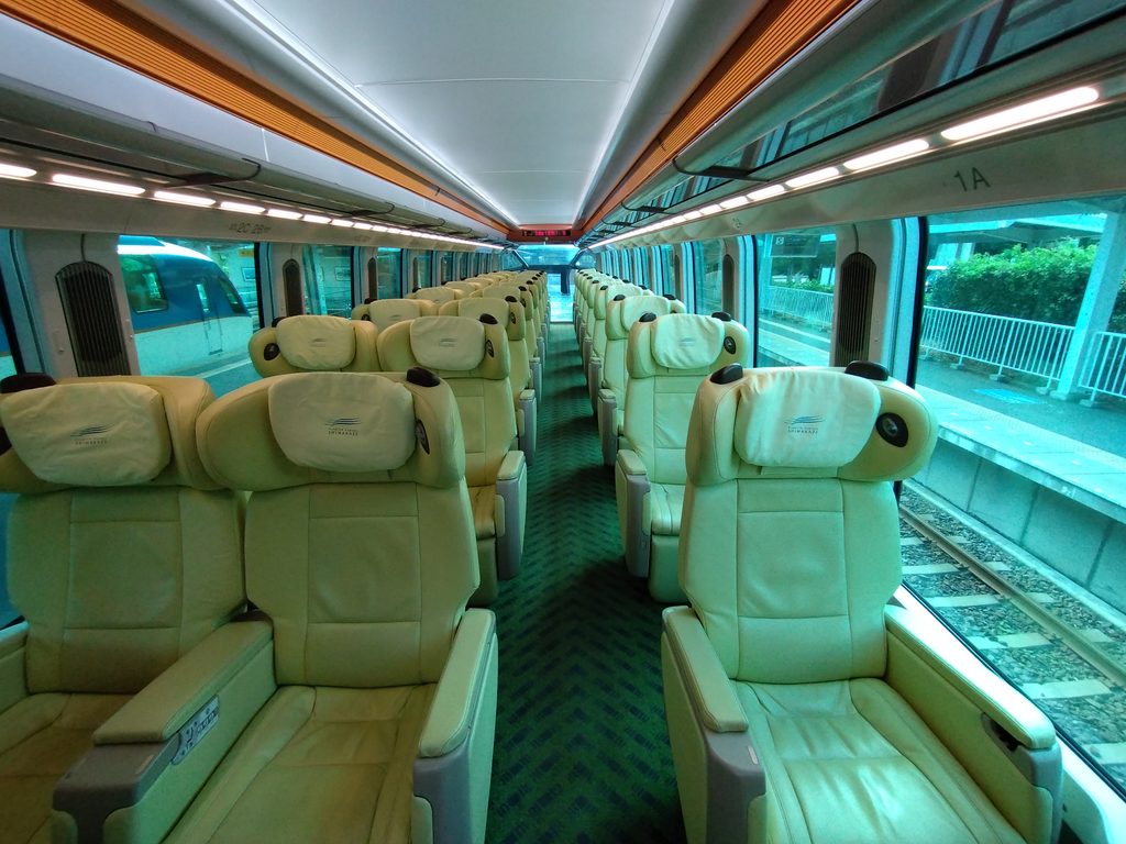 「しまかぜ」号1号車全体の様子