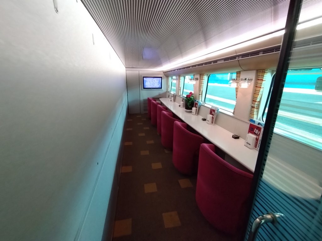 カフェ車両1階部分