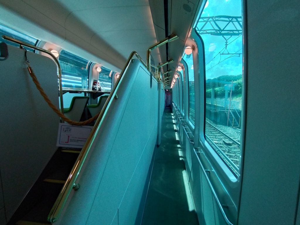 「しまかぜ」カフェ車両通路