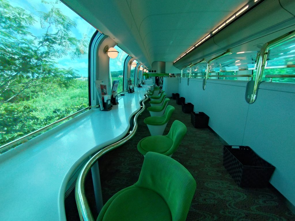 「しまかぜ」カフェ車両2階