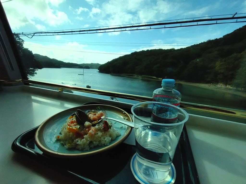 しまかぜ」カフェ車両(シーフードピラフと鳥羽湾車窓)