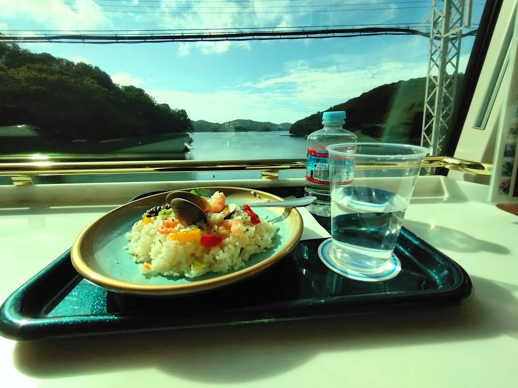カフェ車両からの車窓(食事と鳥羽湾)