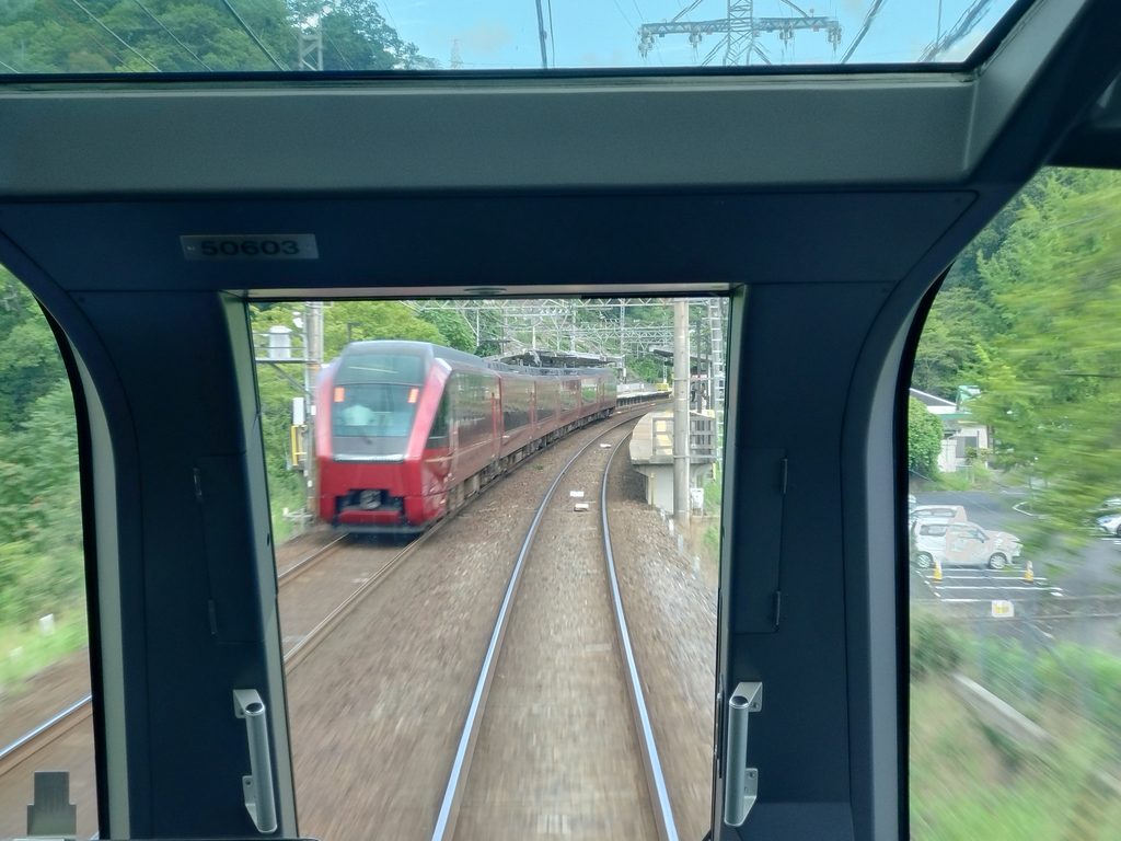 「しまかぜ」からの車窓(大阪線榊原温泉口駅付近「ひのとり」とすれちがい)