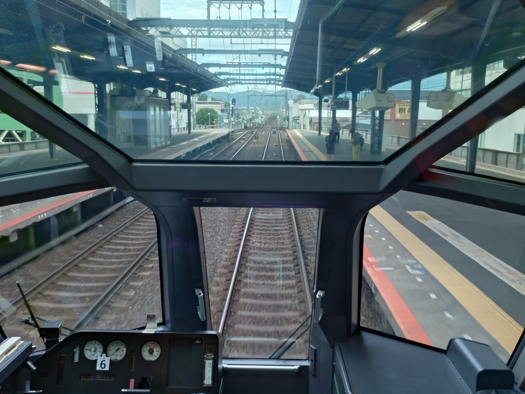 「しまかぜ」の後方車窓(大和八木駅構内)