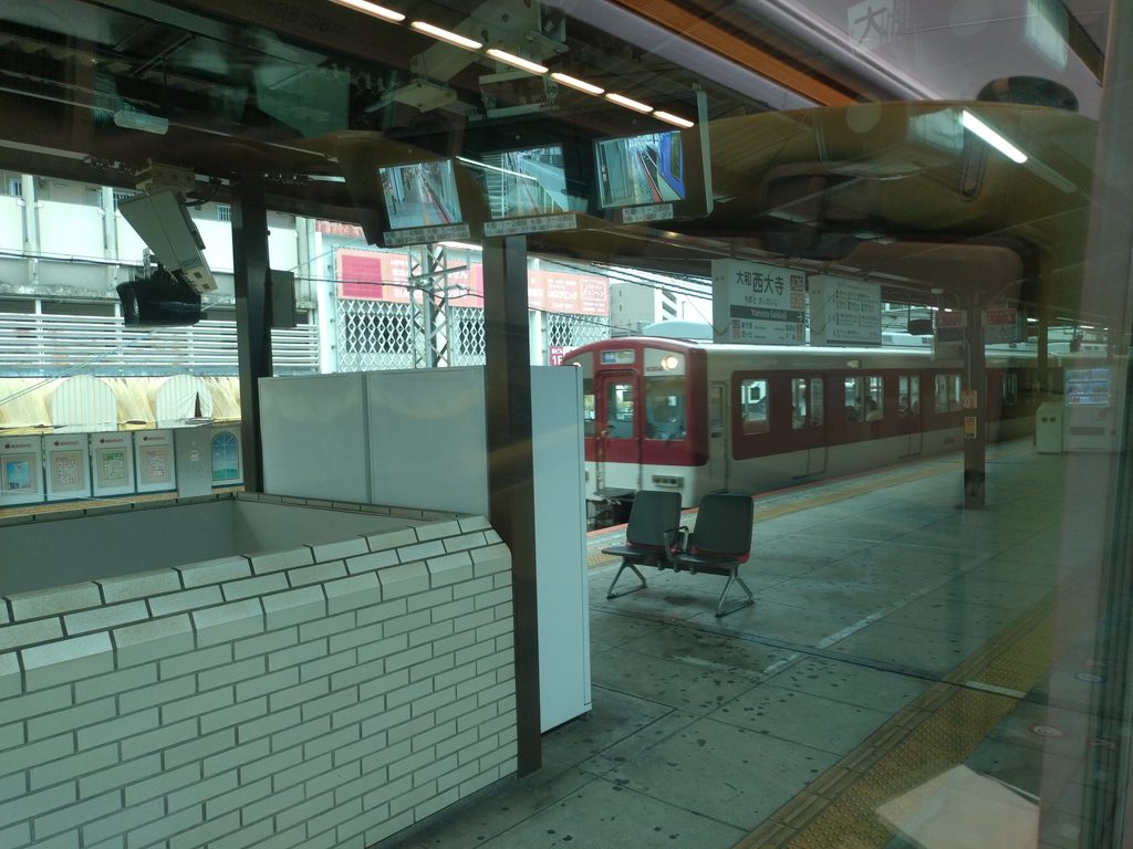 「しまかぜ」からの車窓(大和西大寺駅)