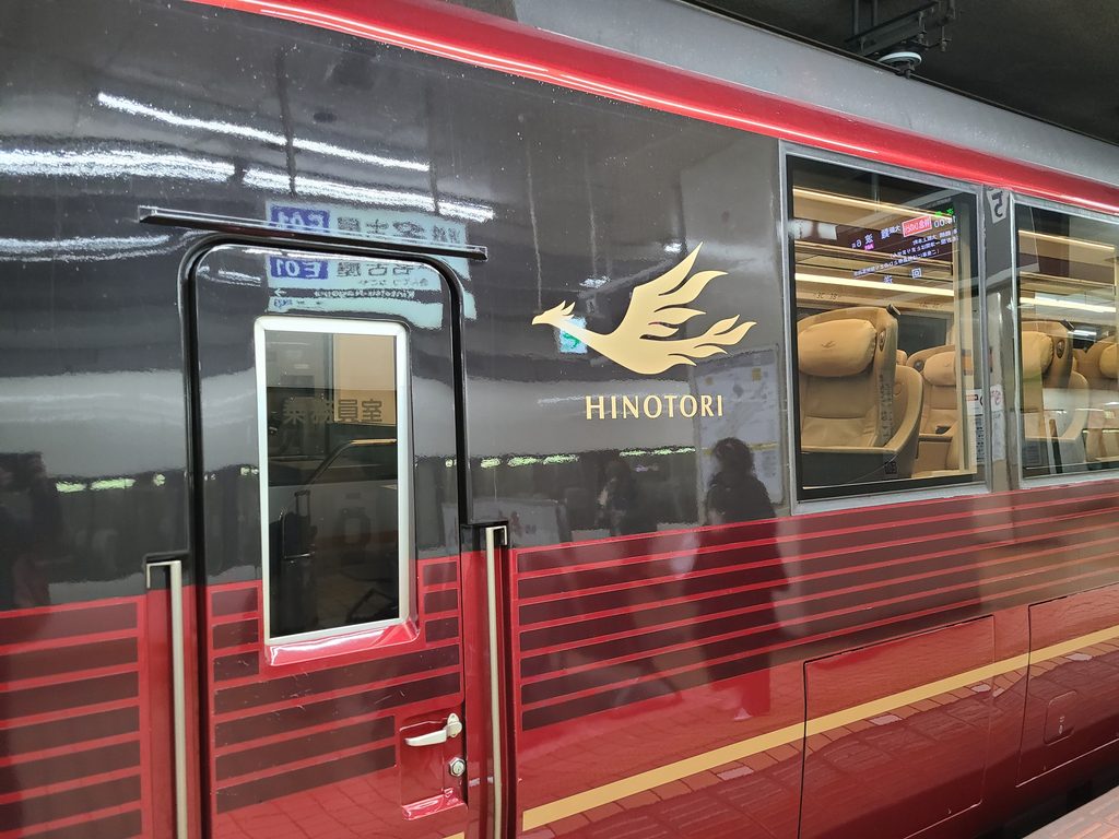近鉄名古屋に停車するひのとり側面ロゴ