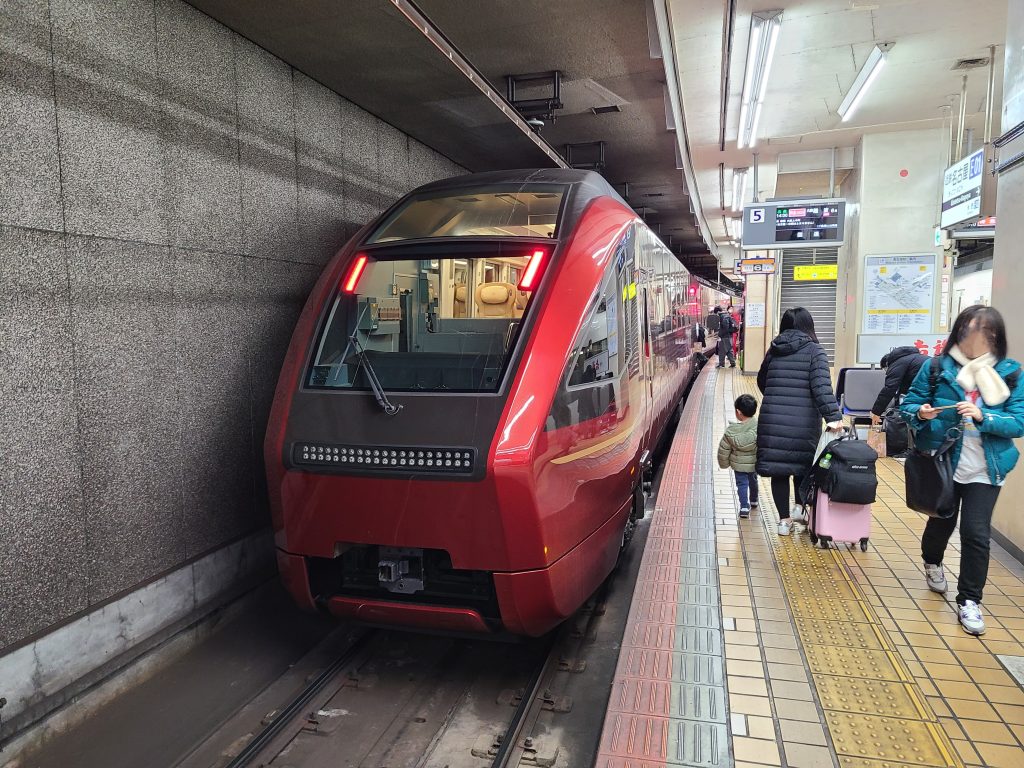 近鉄名古屋駅に停車するひのとり大阪難波ゆき