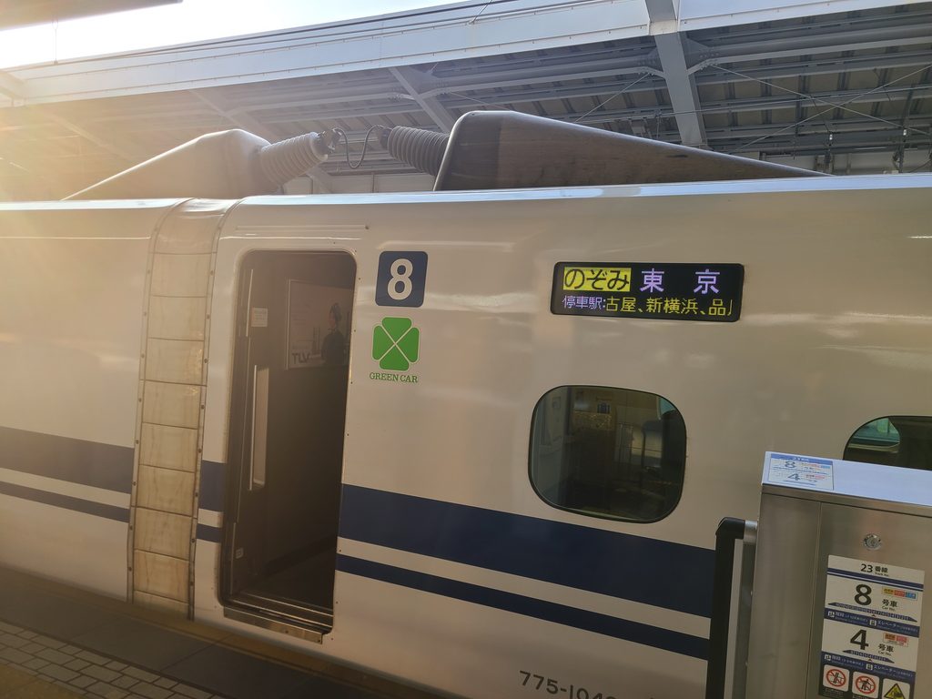 新幹線新大阪駅に停車するのぞみ号