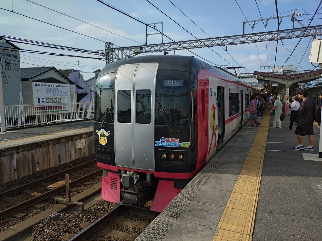笠松駅に停車する名鉄岐阜ゆき急行