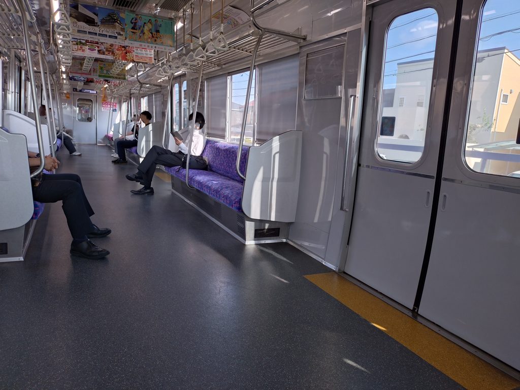 名鉄各務原線の車内