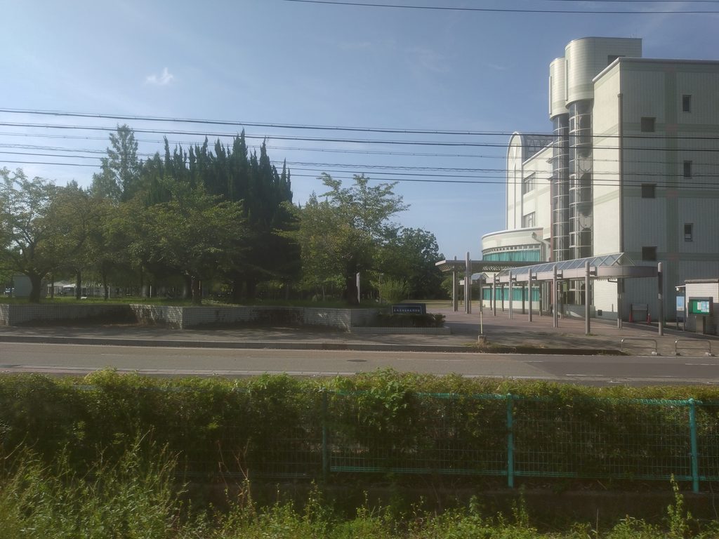 名鉄各務原線各務原市役所前駅付近の車窓