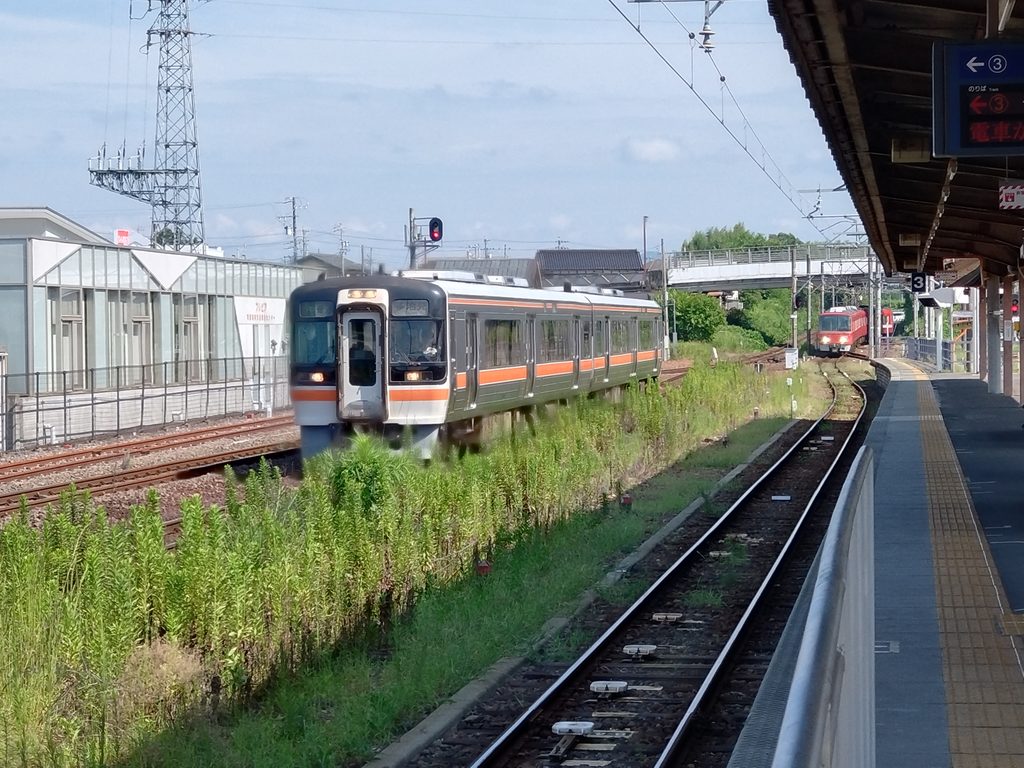 新可児駅で撮影した、ＪＲ太多線多治見ゆきと名鉄新可児ゆき列車