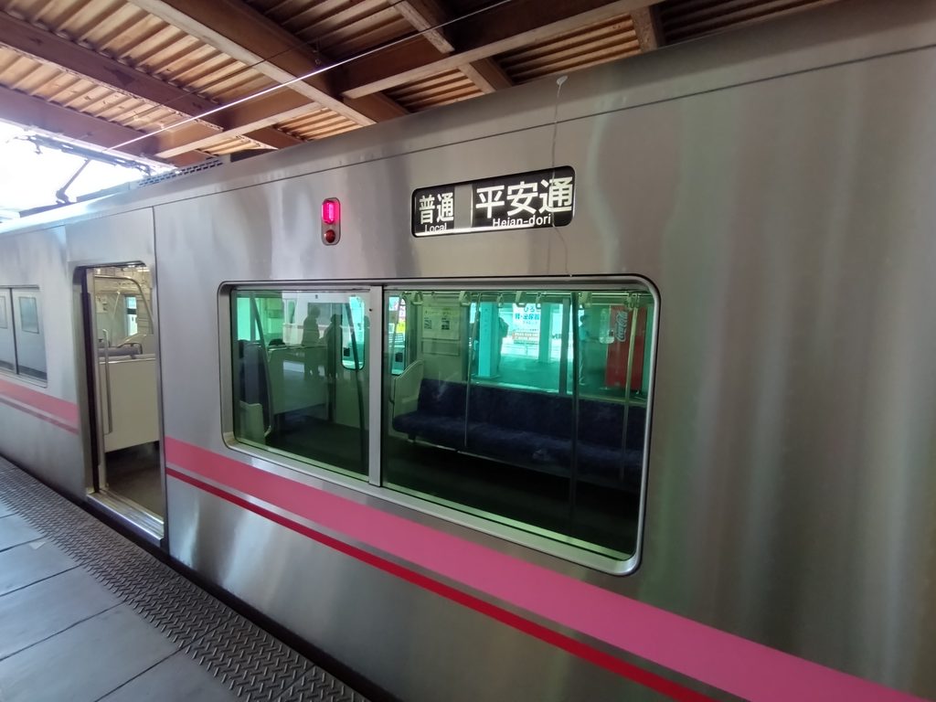 犬山駅に停車する小牧線平安通ゆき列車側面の行先表示幕
