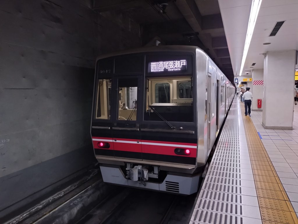 栄町駅の停車する名鉄瀬戸線4000系車両尾張瀬戸ゆき