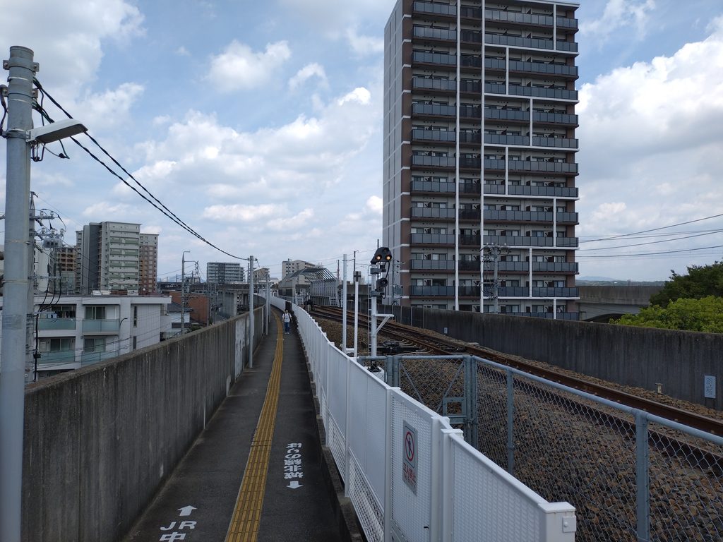 城北線勝川駅の高架通路