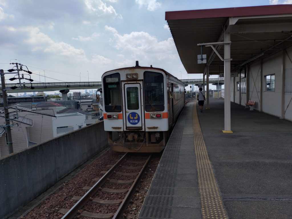 城北線勝川駅に停車する枇杷島ゆき列車