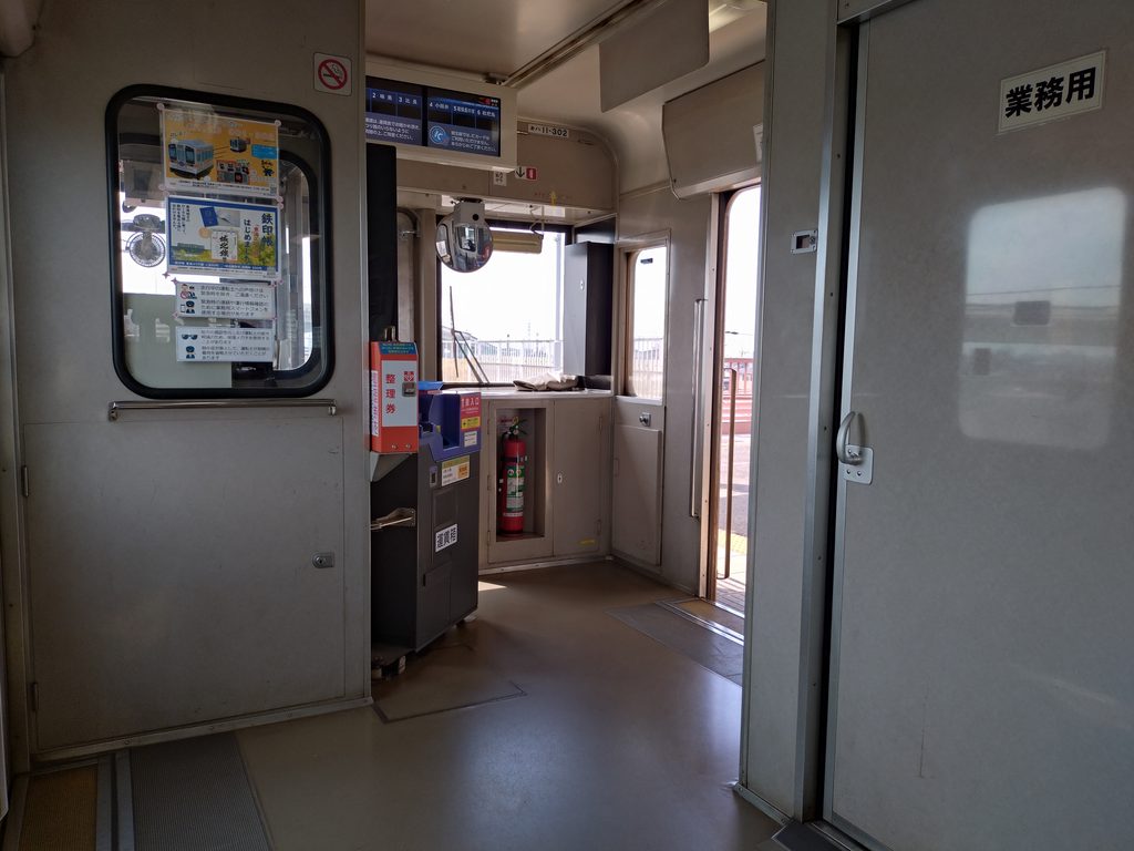 城北線車内（出口付近（運賃箱等））