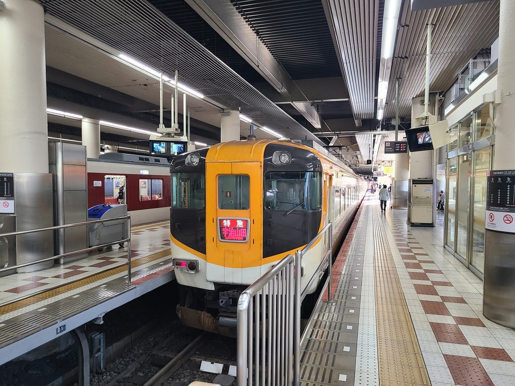 近鉄大阪上本町駅で出発を待つ特急宇治山田ゆき