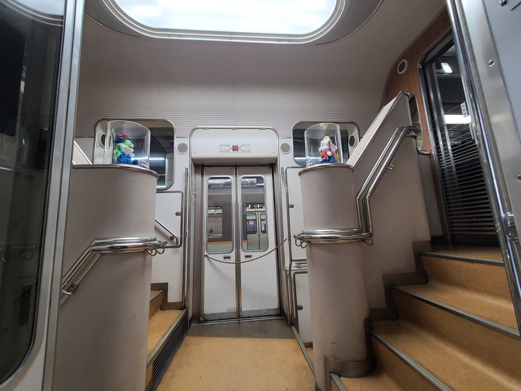近鉄特急ビスタカー2階建て車両出入口付近