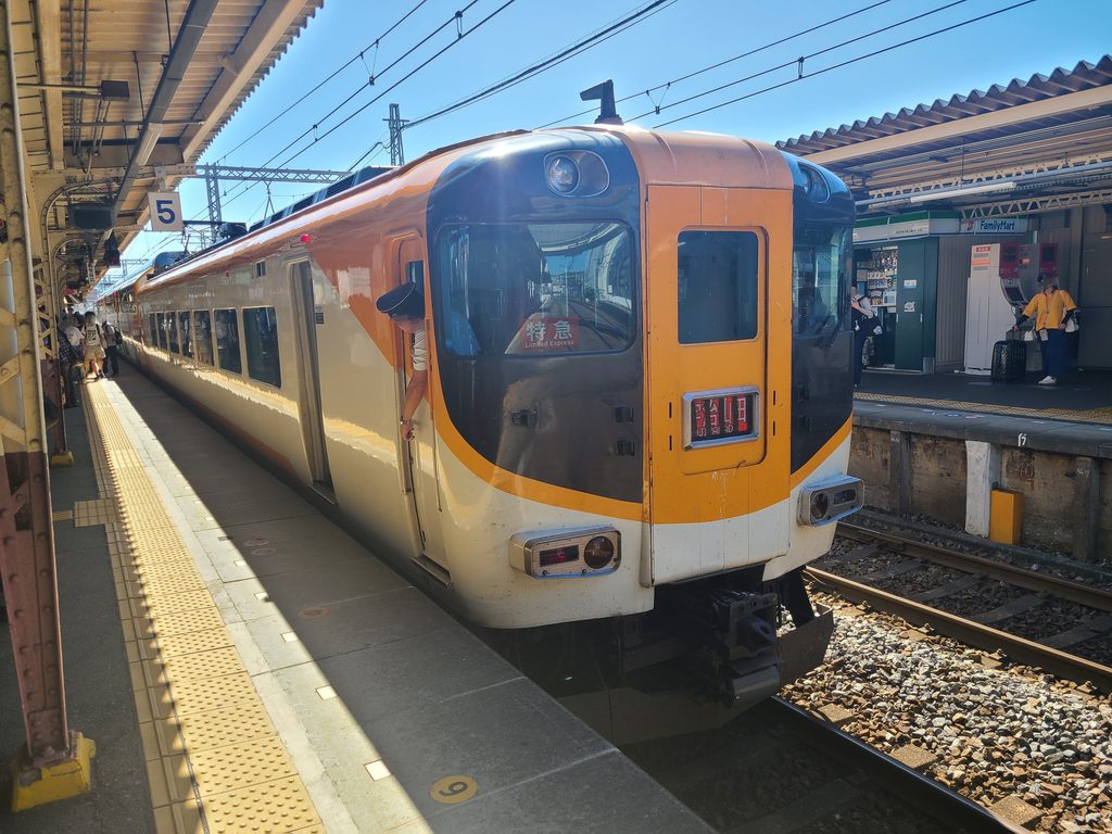 伊勢市駅を出発する近鉄特急宇治山田ゆき(ビスタカー)