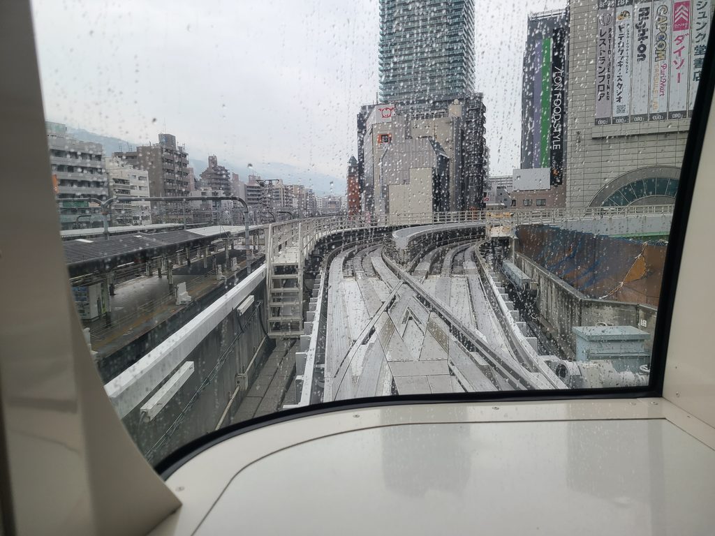 先頭車両からみた三宮駅出発時の前面車窓