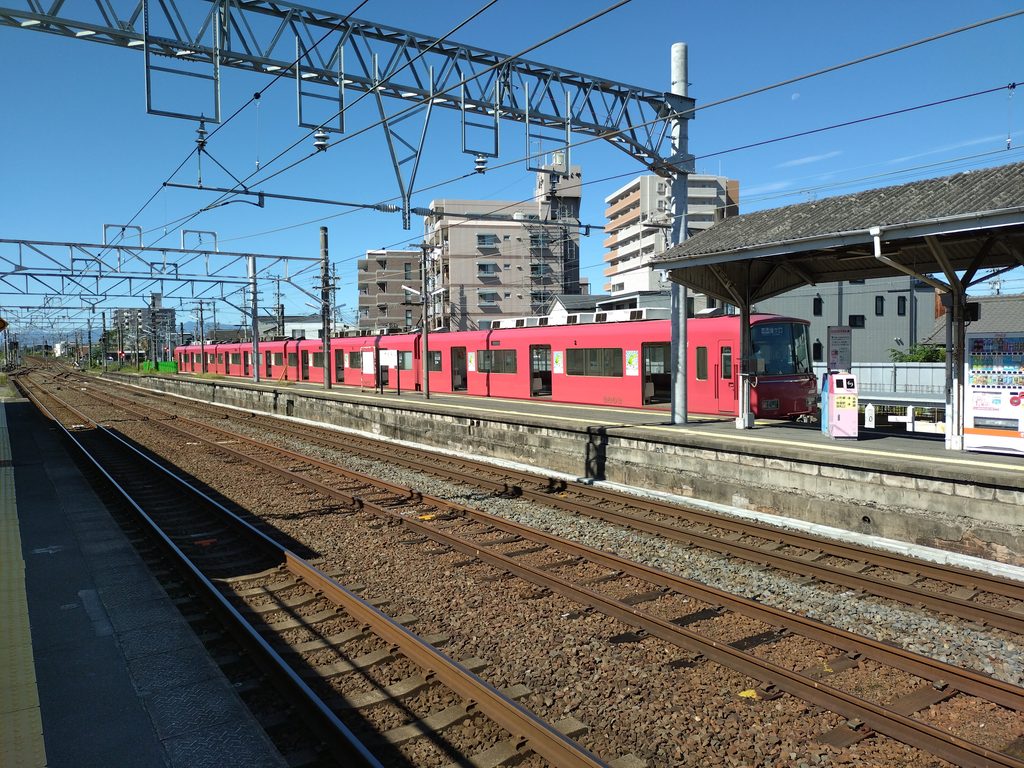 名鉄弥富駅に停車する須ケ口ゆき列車
