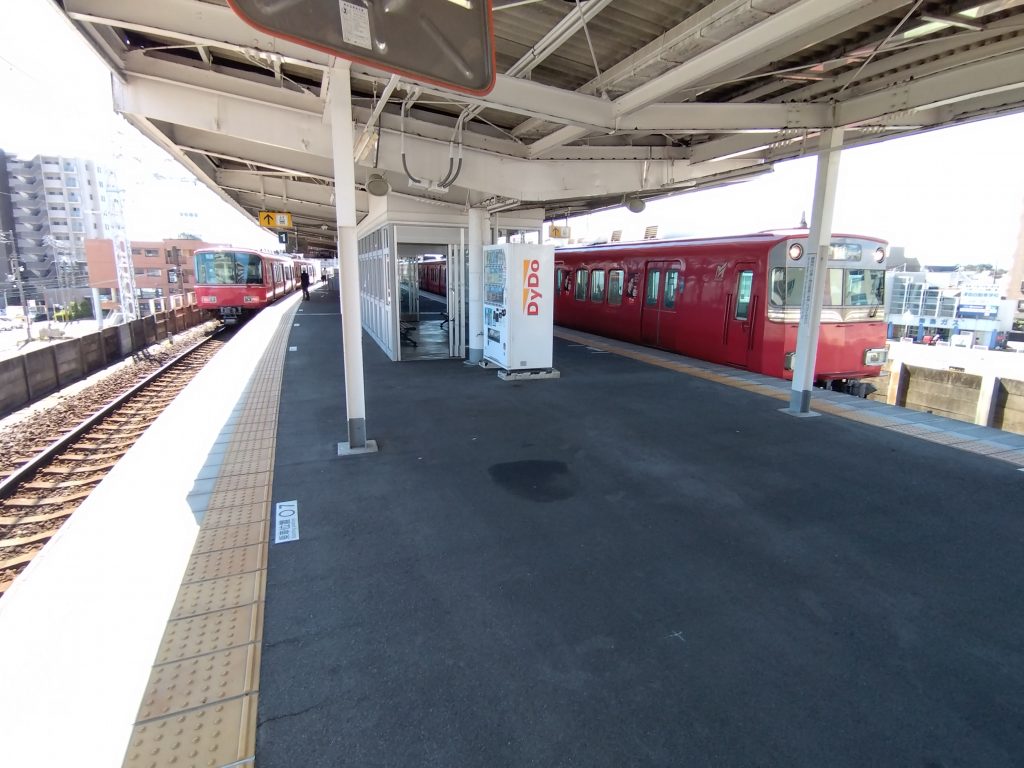 名鉄尾西線津島駅に停車する須ケ口ゆきと名鉄一宮ゆき