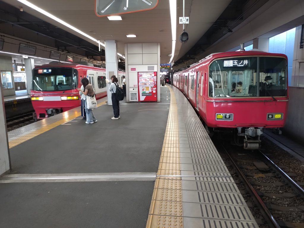 名鉄一宮駅に停車する玉ノ井ゆきと名古屋本線の特急岐阜ゆき