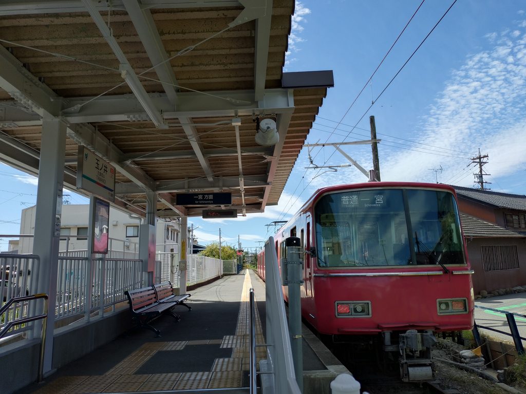 名鉄尾西線玉ノ井駅ホームに停車する名鉄一宮ゆき