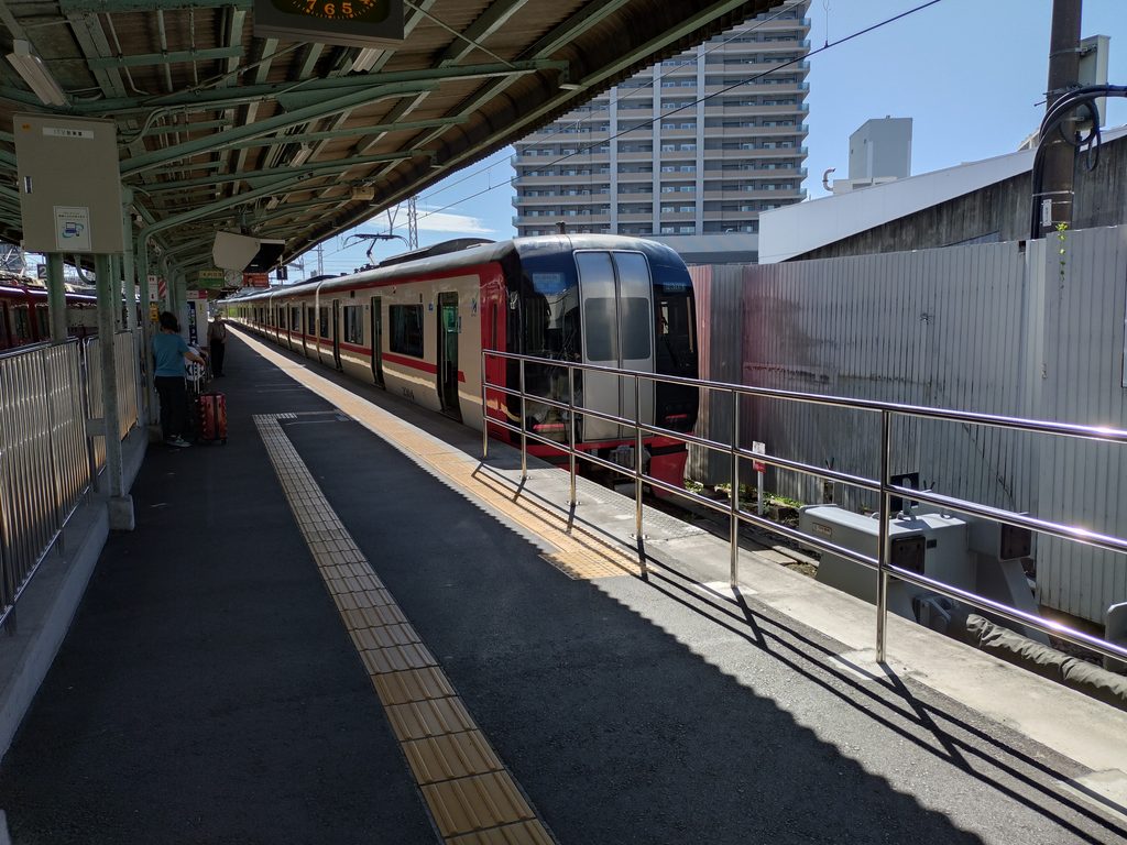 名鉄岐阜駅に停車する特急豊橋ゆき